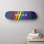 Skateboard FIDE Diagonal LGBT Rainbow Stripes sur Navy Blue<br><div class="desc">Célébrez la Fierté LGBTQ avec des rayures arc-en-ciel diagonales avec le mot PRIDE en typographie blanche en gras entre et partiellement chevauchant les rayures colorées sur un arrière - plan bleu marine. Les lignes rouges, oranges, jaunes, vertes, bleues et violettes vont de gauche à droite. Pour voir le design gay...</div>