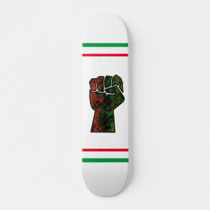 Skateboard fierté noire drapeau rouge vert poing panafricain