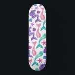 Skateboard Fille Aquarelle Mermaids Contes Coquillages Motif<br><div class="desc">Ce motif girly et artistique est parfait pour la fille amoureuse de sirène. Il présente des sirènes turquoises peintes à la main, du vert violet, du violet, du rose vif et du rose baies, des queues de sirènes et une variété de coquillages sur un simple arrière - plan blanc. C'est...</div>