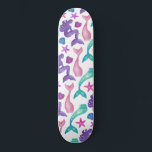 Skateboard Fille Aquarelle Mermaids Contes Coquillages Motif<br><div class="desc">Ce motif girly et artistique est parfait pour la fille amoureuse de sirène. Il présente des sirènes turquoises peintes à la main, du vert violet, du violet, du rose vif et du rose baies, des queues de sirènes et une variété de coquillages sur un simple arrière - plan blanc. C'est...</div>
