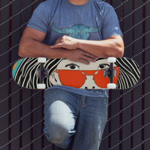 Skateboard fille aux lunettes de soleil rouges