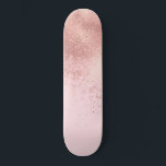 Skateboard Fille Blush Rose Or Sprayed Confetti Ombre<br><div class="desc">Ce design élégant et girly est parfait pour la fashionista branchée et élégante. Il présente un dégradé rose en or vaporisé faux, confetti ombre, au sommet d'un simple arrière - plan rose vif. C'est mignon, joli, moderne et artistique. ***REMARQUE IMPORTANTE DE CONCEPTION : Pour toute demande de conception personnalisée comme...</div>