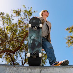 Skateboard Fille Fantôme en Bleu – Art Surréaliste Hantant