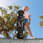 Skateboard Fille Marbre Noir Rose Or Monogramme huile<br><div class="desc">Fille Rose en marbre noir or Monogramme Patinage avec rose tendance or/rose sur marbre noir et votre monogramme personnalisé. Parfait pour votre fille, esthétique de luxe.</div>