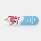 Skateboard Fille mignonne de hibou sur une planche à (Horz)
