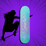 Skateboard Fille Parties scintillant personnalisée Sirène ble<br><div class="desc">Skateboard Girly Parties scintillant Mermaid bleu et rose Skateboard rose personnalisée - customisez votre propre. CLIQUEZ SUR PERSONNALISER OPTION MODÈLE ET ENTRER NOM Nos skateboards sont aussi doux qu'ils ont l'air, et un cadeau délicieux pour un anniversaire ou un parc de patinage. Fabrique une idée de cadeau pour un amoureux...</div>