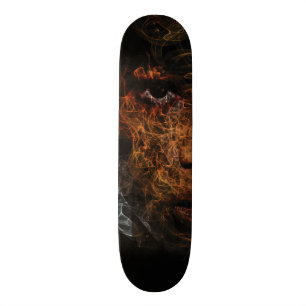 Skateboard Fille sur la plate-forme de planche à roulettes d