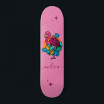 Skateboard Flamant rose rose exotique Nom étincelant d'été Tr<br><div class="desc">Ce skateboard amusant avec un flamant rose et un nom personnalisé ferait un cadeau merveilleux pour quelqu'un qui est dans le skateboard! Ajoutez facilement le nom désiré en cliquant sur l'option "personnaliser ce modèle".</div>