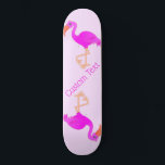 Skateboard Flamants roses mignons - Heureux - Ajouter votre t<br><div class="desc">Flamant rose mignon - Heureux - Choisissez / ajoutez vos couleurs arrière - plans préférées !</div>
