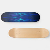 Skateboard Flamme bleue sur la planche à roulettes bleue (Horz)