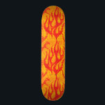 Skateboard Flammes de rouge de garçon de patineur<br><div class="desc">Cette planche à roulettes est sur le feu avec les flammes jaunes et rouges fraîches de notre collection de garçon de patineur.</div>