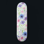 Skateboard Fleur d'aquarelle bleu violet rose du Pays<br><div class="desc">Cet motif moderne et élégant est parfait pour les saisons d'été et de printemps. Il présente des fleurs d'aquarelle rose, violet, bleu, vert, noir et jaune peintes à la main et un motif feuille sur un arrière - plan simple et blanc.***IMPORTANT CONCEPTION REMARQUE : Pour toute demande de conception personnalisée,...</div>