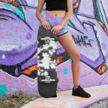 Skateboard Fleur de cerisier noir et blanc<br><div class="desc">Design de cerisier floral noir et blanc.</div>
