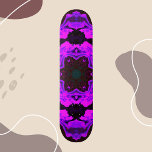 Skateboard Fleur psychédélique hippie violet<br><div class="desc">Cette conception kaléidoscope psychédélique est composée de violet et de noir. Des visuels trippy vibreants pour l'hippie moderne ou toute personne qui aime les couleurs vives!</div>