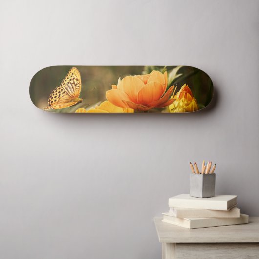 Skateboard Fleurs Jaunes Profondes et Lumineuses avec Papillo (Art mural (Horz))