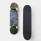 Skateboard Fleurs printanières le long d'un chemin de jardin, (Recto)
