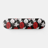 Skateboard Fleurs rouges, blanches sur le noir. (Horz)