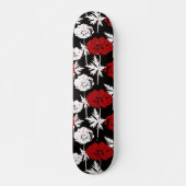 Skateboard Fleurs rouges, blanches sur le noir. (Devant)