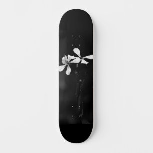 Skateboard floral noir et blanc minimaliste