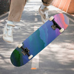 Skateboard Forêt de montagne colorée du ciel Ombre bleu rose<br><div class="desc">Patinage couleur Sky Mountain Forest Ombre Pink Blue Green skateboard. customisez-le avec votre libellé à l'aide du champ modèle. ♥ Si vous souhaitez modifier le style de police, la couleur ou le placement du texte, cliquez simplement sur le bouton "Customiser plus loin". Vous pouvez également modifier la couleur de l'arrière...</div>