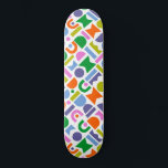 Skateboard Formes géométriques colorées<br><div class="desc">Un design coloré et moderne,  aux formes géométriques découpées. Ce design ludique s'inspire d'un style moderne rétro du milieu du siècle. Les couleurs incluses dans ce motif abstrait sont : bleu,  violet,  rose,  vert,  jaune,  rose et orange contre un arrière - plan blanc.</div>