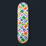 Skateboard Formes géométriques colorées<br><div class="desc">Un design coloré et moderne,  aux formes géométriques découpées. Ce design ludique s'inspire d'un style moderne rétro du milieu du siècle. Les couleurs incluses dans ce motif abstrait sont : bleu,  violet,  rose,  vert,  jaune,  rose et orange contre un arrière - plan blanc.</div>