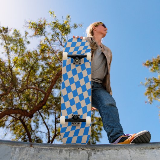 Skateboard Formes ondulées abstraites bleu rétro à damier (Extérieur 1)