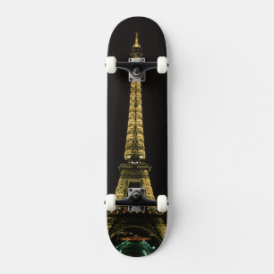 Skateboard France, Paris. Tour Eiffel la nuit avec