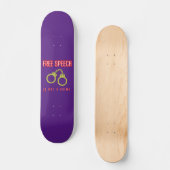 skateboard "FREE SPEECH IS GEEN CRIMINE" (Voorkant)