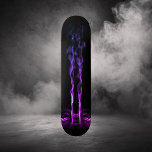 Skateboard Fumée de dragon noir et violet<br><div class="desc">Un mystérieux dragon violet regarde de l'ombre avec des tendres lisses de fumée qui s'élèvent des narines qui fument. ♡ Idyllfire</div>