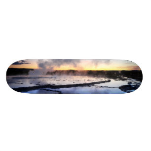 Skateboard Fumée de geyser au coucher du soleil