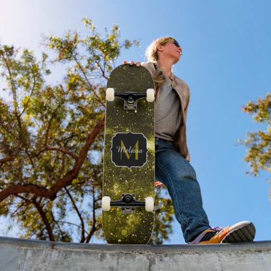 Skateboard Galaxie abstraite noire jaune foncé Monogramme (Extérieur 1)