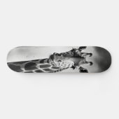 Skateboard Giraffe dans une cityscape (Horz)