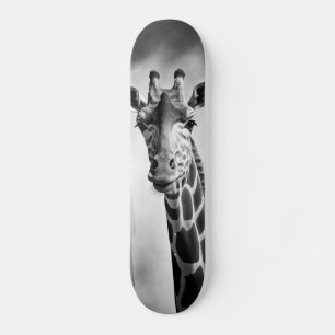 Skateboard Giraffe dans une cityscape