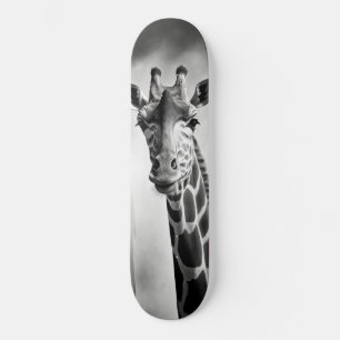 Skateboard Giraffe dans une cityscape