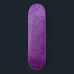 Skateboard Girly Sparkly Royal Purple Parties scintillant<br><div class="desc">Ce design féminin et chic est parfait pour la fille. Il représente la parties scintillant violette royale scintillante imprimée. C'est joli, moderne, tendance et unique. ***IMPORTANTE NOTE DE CONCEPTION : Pour toute demande de conception personnalisée, comme les demandes de produit correspondant, les changements de couleur, les changements de placement ou...</div>