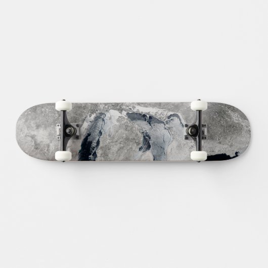 Skateboard Glace Sur Les Grands Lacs, États-Unis. (Horz)