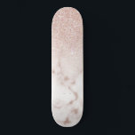 Skateboard Glamour Rose or Parties scintillant blanche Marbre<br><div class="desc">Ce design élégant et chaleureux convient parfaitement à la mode et à la mode. Il présente un dégradé d'ombre à la parties scintillant dorée imitant un rose sur un arrière - plan motif en pierre rose rose et blanc en marbre. C'est glamour, chic, luxueux, moderne et classe. ***CONCEPTION IMPORTANTE NOTE...</div>