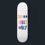 Skateboard Good Vibes uniquement Motivationnel coloré moderne<br><div class="desc">Good Vibes Uniquement pont de skateboard coloré. Un cadeau parfait ! Typographie colorée avec arrière - plan blanc.</div>