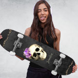 Skateboard Gothique Crâne violet Roses personnalisés<br><div class="desc">Ce skateboard est la combinaison parfaite du style et de la performance. Le crâne arrière - plan et gothique foncé au design rose violet ajoute un look unique et pointu à votre voyage. Personnalisez avec votre nom.</div>