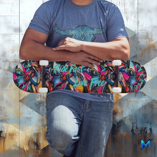 Skateboard Graffiti gras et devise 'Vivre vite, rouler libre'