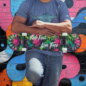 Skateboard Graffiti néon et devise 'Ride Fast Live Free' blan
