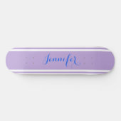 Skateboard Grand nom de script bleu, Lavender Strips sur blan (Horz)