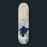 Skateboard Grande vague au large de Kanagawa Texte personnali<br><div class="desc">La Grande Vague au large de Kanagawa (神 奈 川 浪 沖 Kanagawa-oki nami ura?, "Sous une vague au large de Kanagawa"), également connue sous le nom de La Grande Vague ou simplement La Vague, est une impression de bloc de bois de l'artiste japonais ukiyo-e Hokusai. Il a été publié...</div>