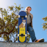 Skateboard Graphique Bulldog Anglais personnalisé<br><div class="desc">Ce skateboard amoureux des chiens présente l'illustration d'un bulldog anglais dressé contre un arrière - plan bleu royal et jaune vif et prêt à être personnalisé avec un nom ou un autre texte en lettres bleues royales.</div>