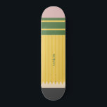 Skateboard Graphique en crayon de l'école jaune personnalisé<br><div class="desc">C'est un crayon,  non c'est un skateboard ! Ce skateboard. ressemble à un crayon classique de l'école jaune,  et il est prêt à être personnalisé avec un nom ou votre propre dicton.</div>