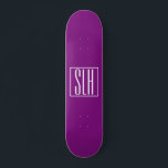 Skateboard Gras moderne 3 initiales Monogramme | Blanc et pou<br><div class="desc">Texte blanc & cadre blanc sur violet (couleur arrière - plan changeable).</div>