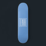 Skateboard Gras moderne 3 initiales Monogramme | Bleu doux<br><div class="desc">Texte blanc & cadre blanc sur bleu ciel (ou choisir votre propre couleur).</div>