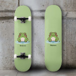 Skateboard Grenouille mûre<br><div class="desc">Un skateboard vert avec une illustration d'une mignonne grenouille sur son étang et texte personnalisable ci-dessous : un cadeau parfait pour un enfant! Vous pouvez également les utiliser pour la décoration à la maison ou vous amuser pendant vos séances de patinage !</div>