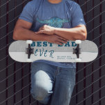 Skateboard Grey Rustic Meilleur papa Jamais Typographie Fête<br><div class="desc">Grey Rustic Meilleur Papa Jamais Typographie Patinage de la Fête des Pères. Typographie tendance sur un arrière - plan rustique gris. Ajoutez vos noms. Ce skateboard personnalisé moderne est un cadeau parfait pour un père le jour du Père,  l'anniversaire ou Noël et un doux souvenir.</div>